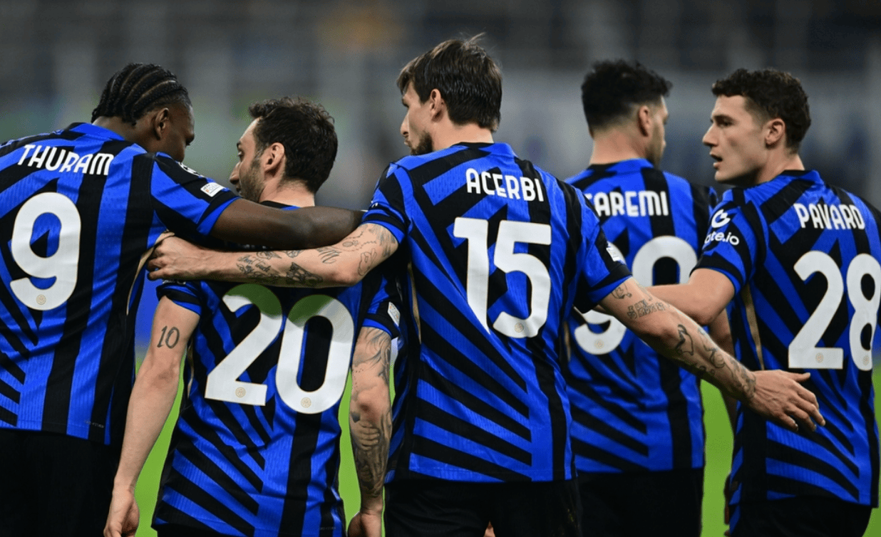 九游助手-意甲窗口期再迎强敌，费耶诺德防线松动，主帅态度：更衣室稳定，赛程密集仍需轮换(利物浦对Ac米兰)